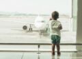 Niño pequeño con autismo espera un avión en el aeropuerto