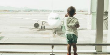 Niño pequeño con autismo espera un avión en el aeropuerto