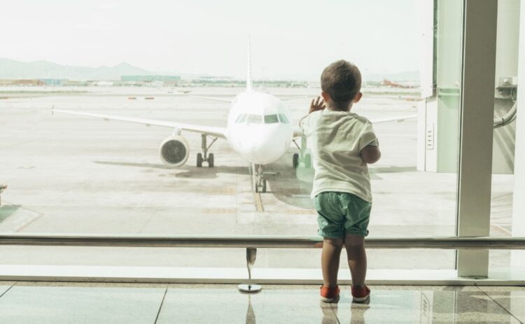Niño pequeño con autismo espera un avión en el aeropuerto