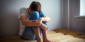 Pablo, un alumno con autismo, ha sido obligado a abandonar la clase de toda su vida para incorporarse a un aula enclave –formada solo por escolares con necesidades educativas especiales- de un colegio de Telde. Según la administración que ha tomado la decisión, esta es la mejor solución para el alumno, que cursa primero de primaria. “Hemos puesto mucho empeño, amor y esfuerzo y nunca hemos sido un problema, sino parte de la solución; solo defendemos que, como dice la ley, la administración ponga todos sus medios para que Pablo pueda seguir en el colegio e integrado en el sistema educativo ordinario, y no lo ha hecho”, resume su madre Monica Grimón, la cual luchará hasta el final para que su hijo pueda seguir en el centro. La familia de Pablo está dispuesta a llegar “a los tribunales” apoyando así que Pablo siga escolarizado en un centro ordinario pese a que la Consejería no apueste por una educación inclusiva, “lo único que se ha hecho es poner trabas para impedir su integración”. La madre del pequeño, forma parte del Consejo Escolar y del Ampa del centro, habla de su hijo con orgullo. Poco a poco, Pablo ha ido mejorando en su escolarización, ha adquirido rutinas de trabajo, es “amoroso”, cumple las normas en el comedor si necesidad de ayuda, aunque “su mayor dificultad es el lenguaje, que va adquiriendo poco a poco”, dice. Desde que le diagnosticaron el autismo con 17 meses, añade, su lucha ha estado en que el niño lleve una vida normalizada dentro de su diferencia. Las madres del pequeño, resaltan que desde el equipo de orientación educativa y psicopedagógica, específico para trastornos del desarrollo y del espectro autista (TGD/TEA) abogó en enero por que siguiera en el colegio Iberia con apoyos, pero la discrepancia de la orientadora, que apostó por un aula enclave, «hizo que viniera un tercer equipo de Tenerife que recomendó lo que quería el centro», asegura. “La resolución infringe flagrantemente el derecho fundamental de mi hijo a la igualdad en el acceso a la educación porque se ha hecho caso omiso de las adaptaciones metodológicas, organizativas y curriculares propuestas contenidas en el informe psicopedadgógico de 2015 que dio lugar a su escolarización en un centro ordinario”, recalca el recurso interpuesto a la Consejería. La lucha continuará, por lo tanto, para unas madres que seguirán luchando por la escolarización ordinaria de su hijo, cuya pretendida exclusión del sistema “solo se llevará a cabo cuando excepcionalmente las necesidades no puedan ser atendidas”. Asegurando que la administración no ha hecho esfuerzos por Pablo, es por ello, que sostendrán la lucha hasta el final.