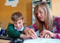 Un niño con discapacidad visual en la escuela