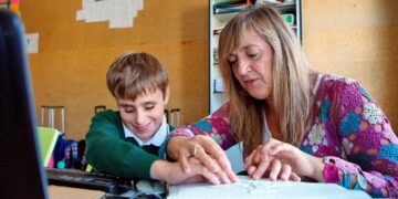 Un niño con discapacidad visual en la escuela