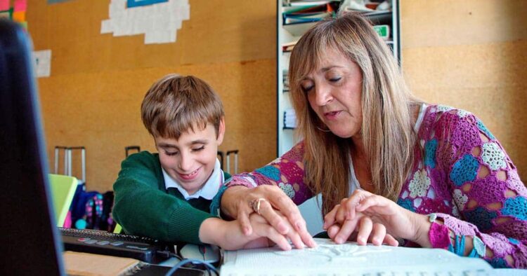 Un niño con discapacidad visual en la escuela