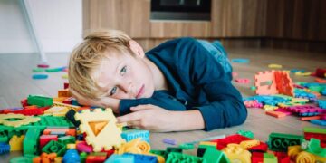 Niño con autismo jugando con las piezas