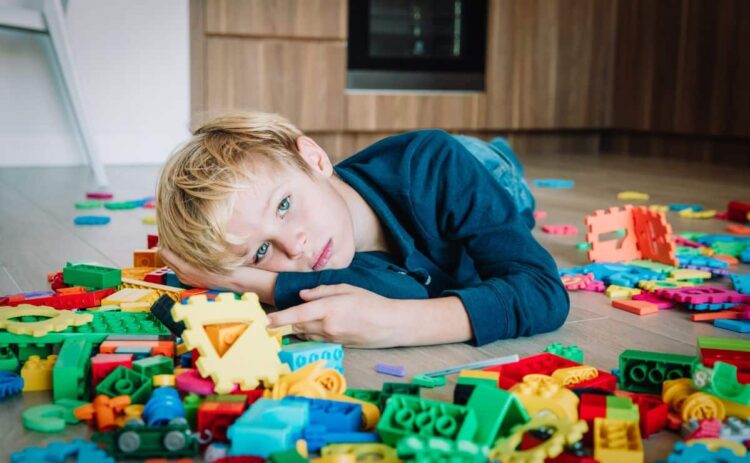 Niño con autismo jugando con las piezas