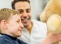 Niño con autismo juega con un peluche