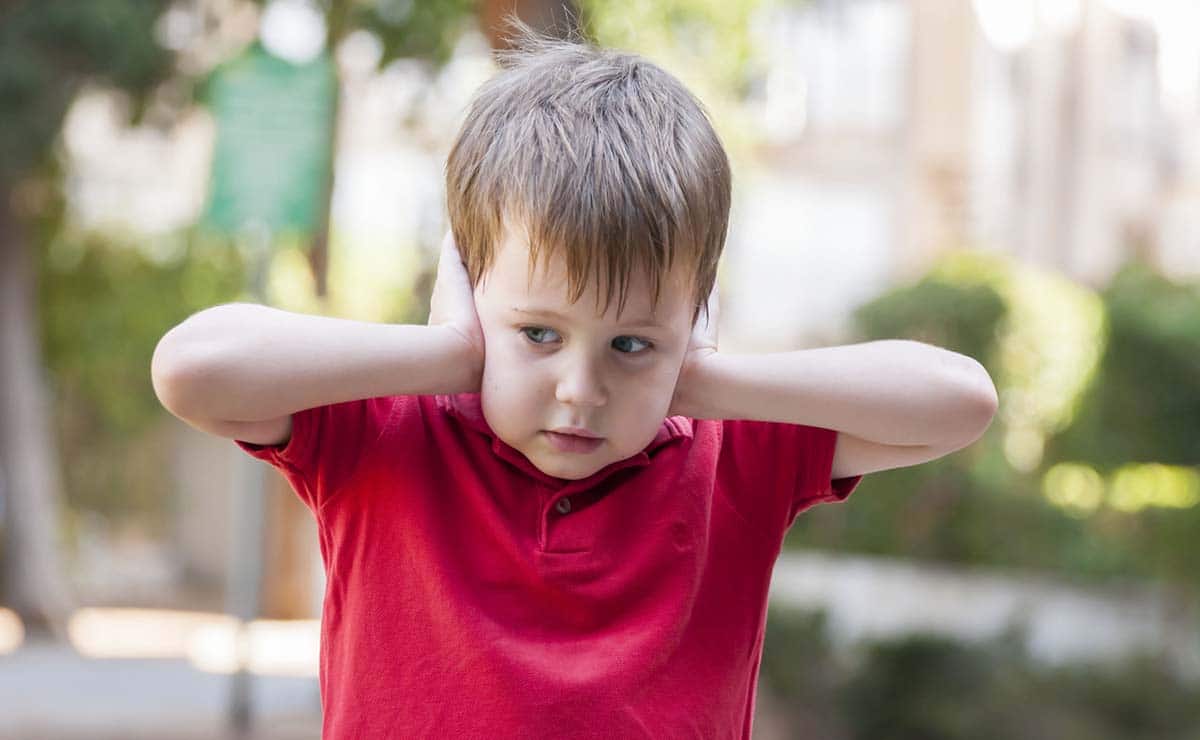 niño con autismo petardos