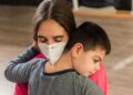 niño con discapacidad covid-19 abrazo madre