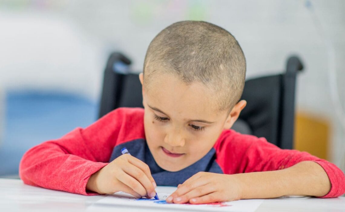 Niño con discapacidad en un campamento