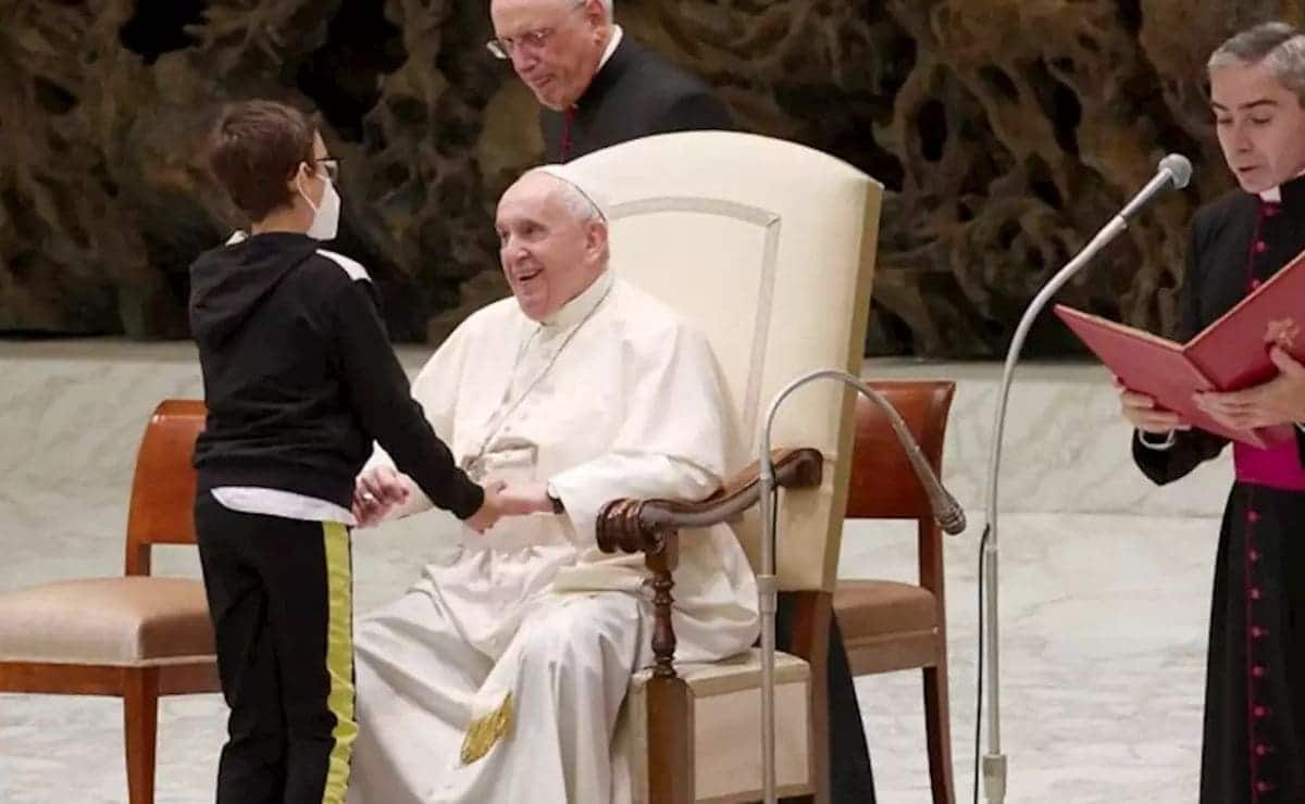 niño con discapacidad saluda papa Francisco