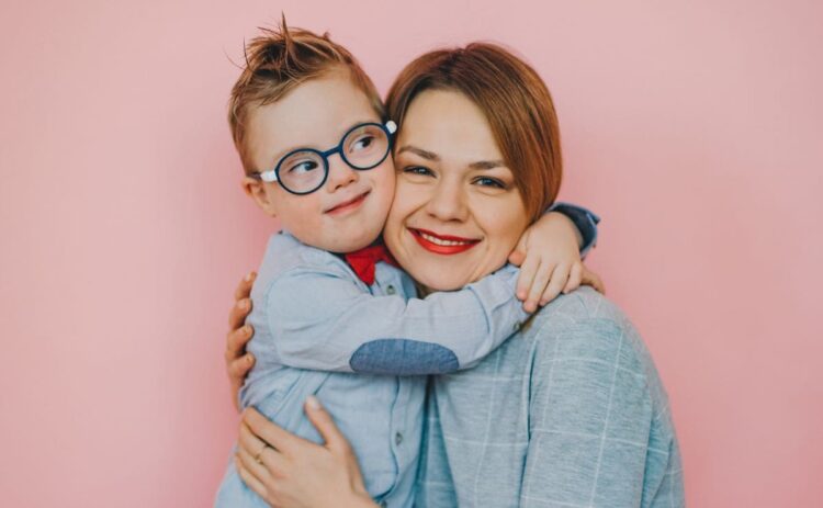 Niño con síndrome de Down abraza a su madre