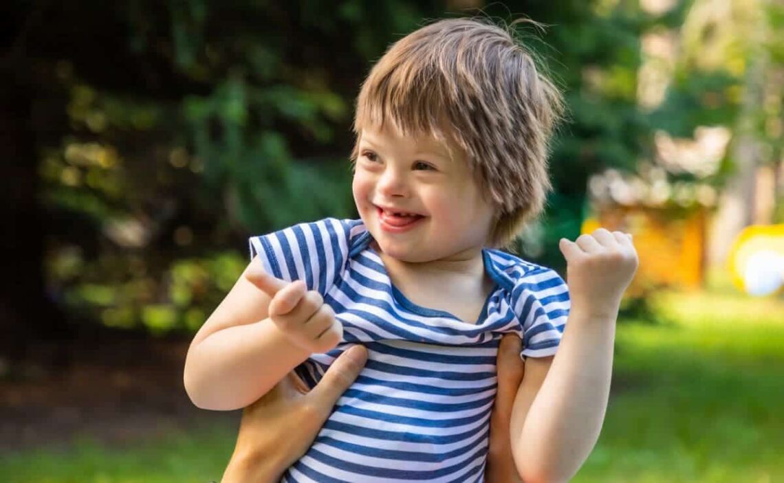 Niño con síndrome de Down Down España