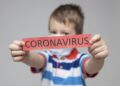Niño con coronavirus