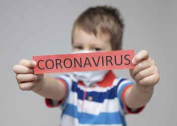 Niño con coronavirus