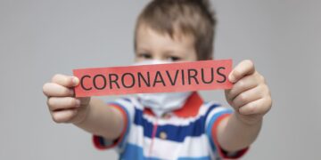 Niño con coronavirus