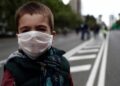 Niño con una mascarilla para protegerse del Coronavirus