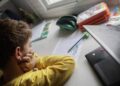 Alumno haciendo tarea durante la cuarentena