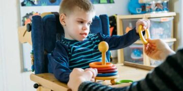 Familias con hijos con enfermedad grave y elevada discapacidad piden eliminar el límite de edad para las ayudas para personas con discapacidad