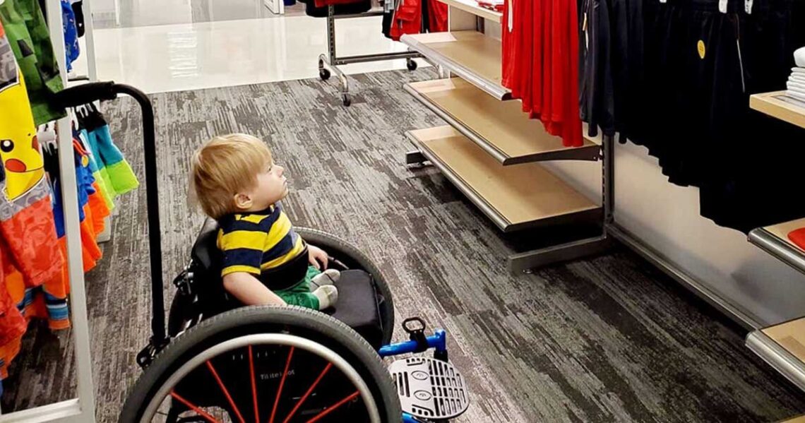Un niño en silla de ruedas se queda hipnotizado al ver en un anuncio un niño como él