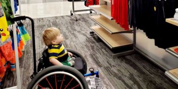 Un niño en silla de ruedas se queda hipnotizado al ver en un anuncio un niño como él