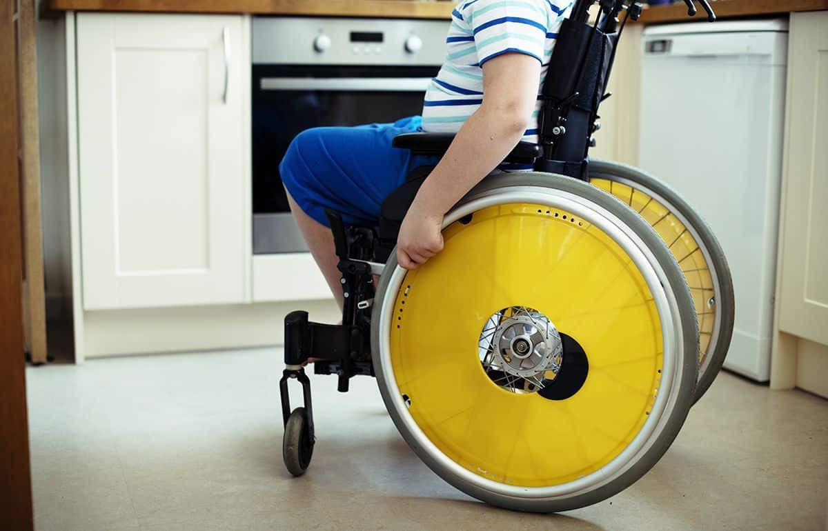 Niño en silla de ruedas