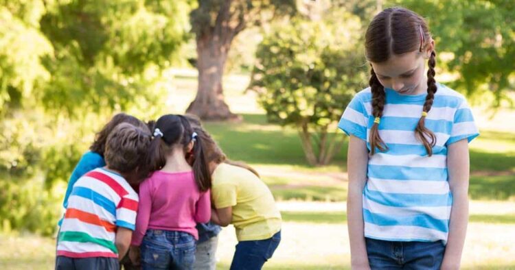 Niña excluida de su grupo de amigos