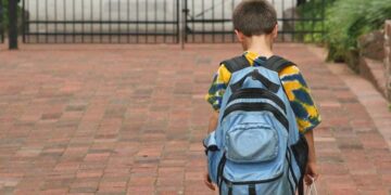 Niño discriminado y expulsado del colegio
