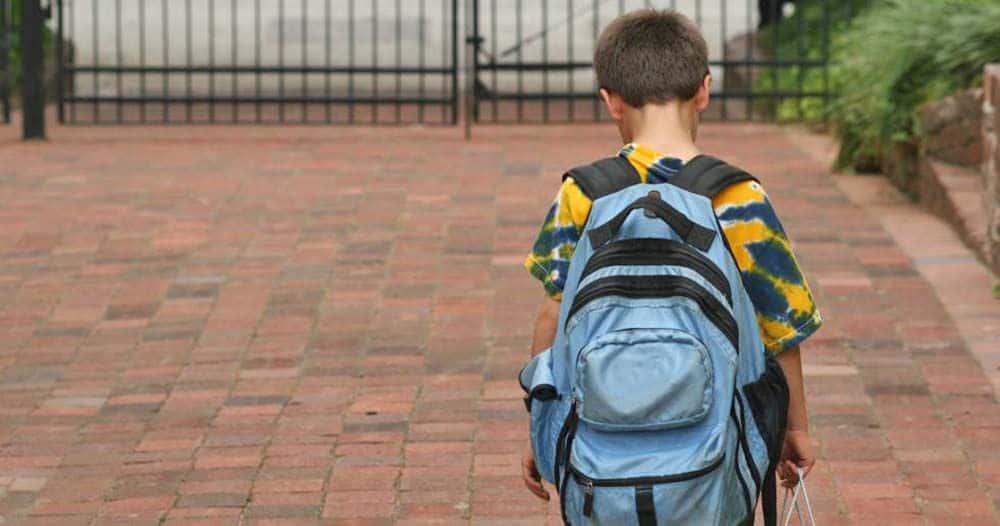 Niño discriminado y expulsado del colegio