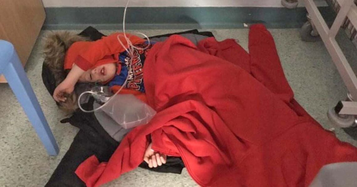 Un niño de 4 años, obligado a dormir en el suelo de un hospital