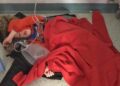Un niño de 4 años, obligado a dormir en el suelo de un hospital