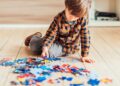 Niño jugando puzle