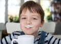 Niño bebiendo leche vitamina D