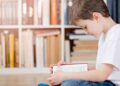 Niño pequeño leyendo