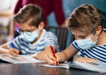Niños mascarilla colegio
