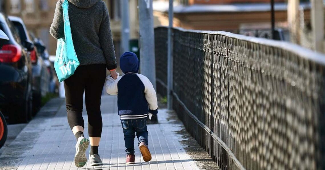 Niño paseando junto a su madre