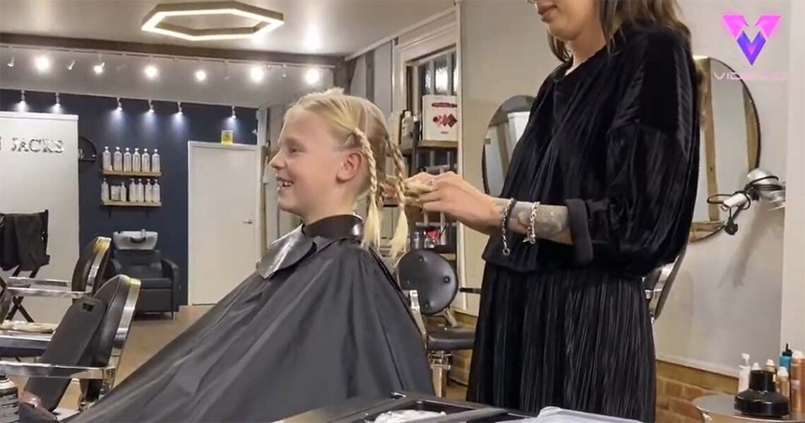 Kit Porritt, de nueve años, decidió dejarse crecer el pelo durante 18 meses en secreto