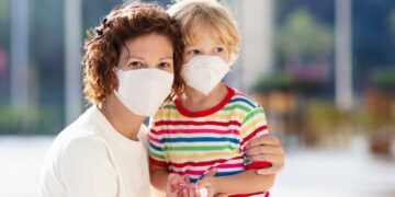 niño pequeño con autismo mascarilla fpp2