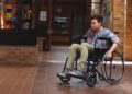 Niño con discapacidad en silla de ruedas en el colegio