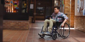 Niño con discapacidad en silla de ruedas en el colegio