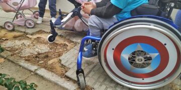 Un niño pequeño enseña los problemas de accesibilidad que se encuentra para ir a la Escuela