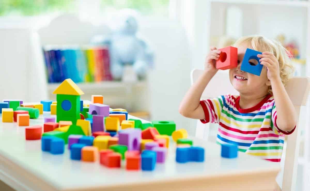 Niño sordo o con discapacidad auditiva jugando con unas piezas