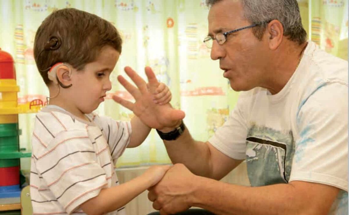 Niño sordociego que se va a beneficiar de la donación realizada por Fundación Carrefour