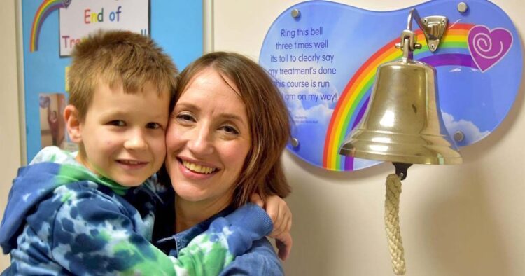 Vici Rigby y su hijo George vencen al cáncer tras cuatro años luchando contra un cáncer diagnosticado a ambos