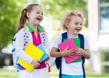 Niños yendo al colegio