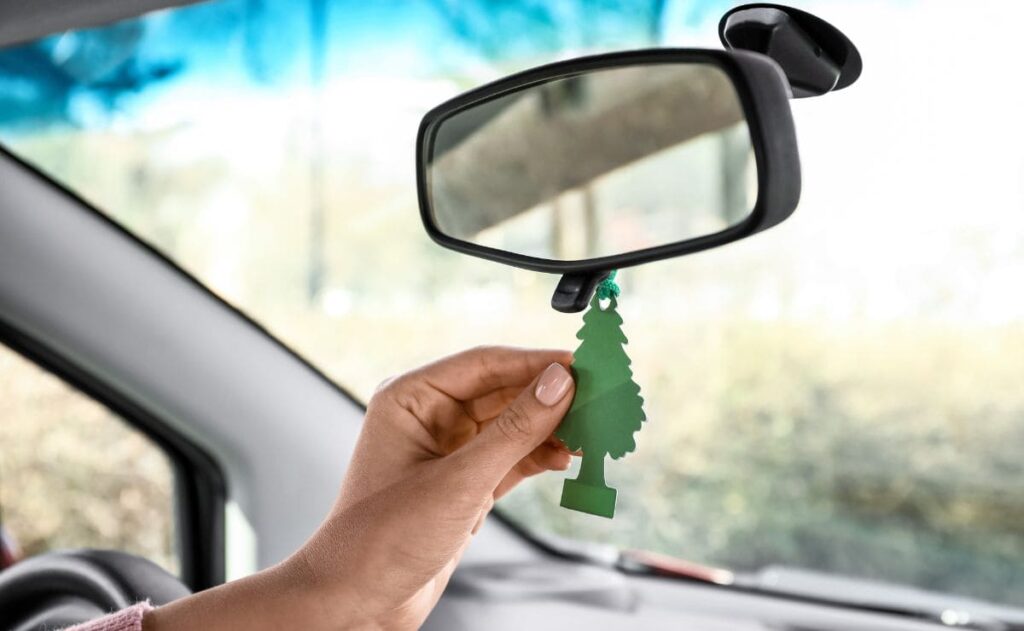 ¿Me puede multar la DGT por llevar un ambientador en el retrovisor del coche?