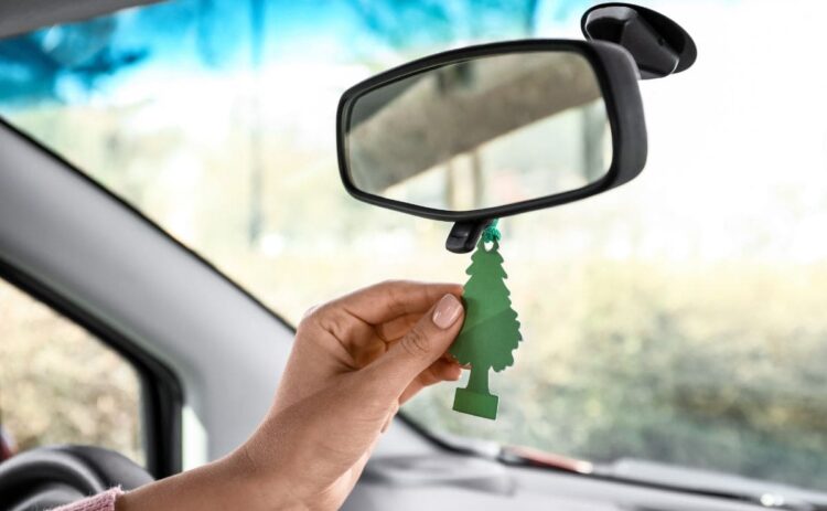 ¿Me puede multar la DGT por llevar un ambientador en el retrovisor del coche?