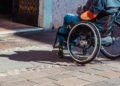 Persona en silla de ruedas en un itinerario peatonal con accesibilidad