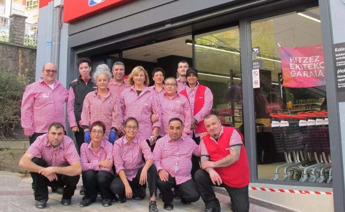 Plantilla del nuevo supermercado inclusivo que Eroski ha abierto en Soraluze (Gipuzkoa)