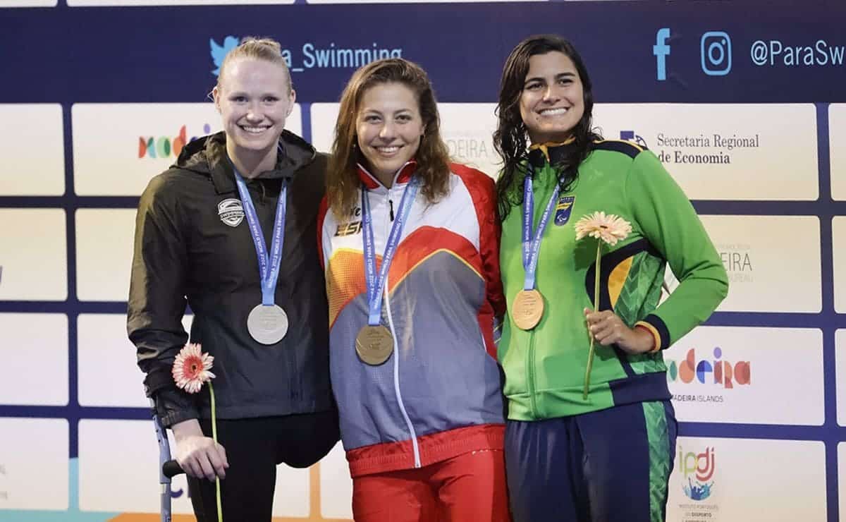 Nuria Márquez en el podium tras ganar el oro en el Mundial paralímpico de Natación