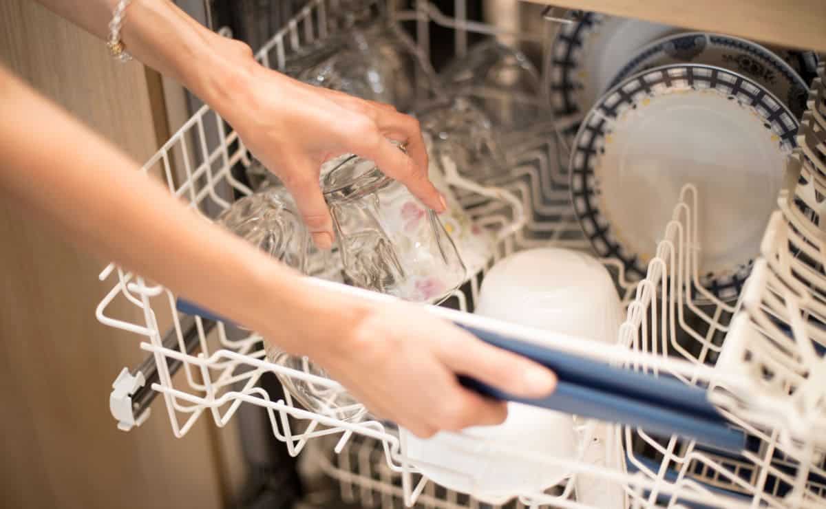 Así puedes limpiar a fondo tu lavavajillas con bicarbonato